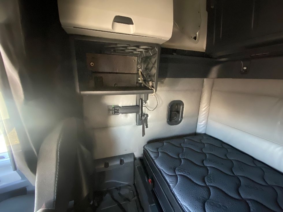 Sleeper Tractor-Heavy Duty Tractors-Freightliner-2022-T12664ST-San Antonio-TX-580,041\n\t\tmiles-$ 64,500 - Image 19