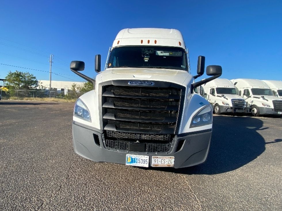 Sleeper Tractor-Heavy Duty Tractors-Freightliner-2022-T12664ST-San Antonio-TX-580,041\n\t\tmiles-$ 64,500 - Image 2