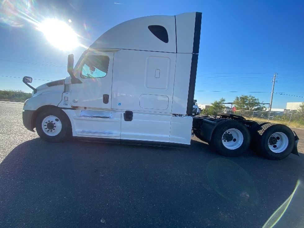 Sleeper Tractor-Heavy Duty Tractors-Freightliner-2022-T12664ST-San Antonio-TX-580,041\n\t\tmiles-$ 64,500 - Image 4