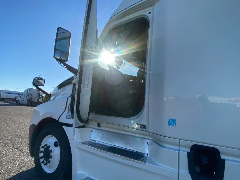 Sleeper Tractor-Heavy Duty Tractors-Freightliner-2022-T12664ST-San Antonio-TX-580,041\n\t\tmiles-$ 64,500 - Image 9