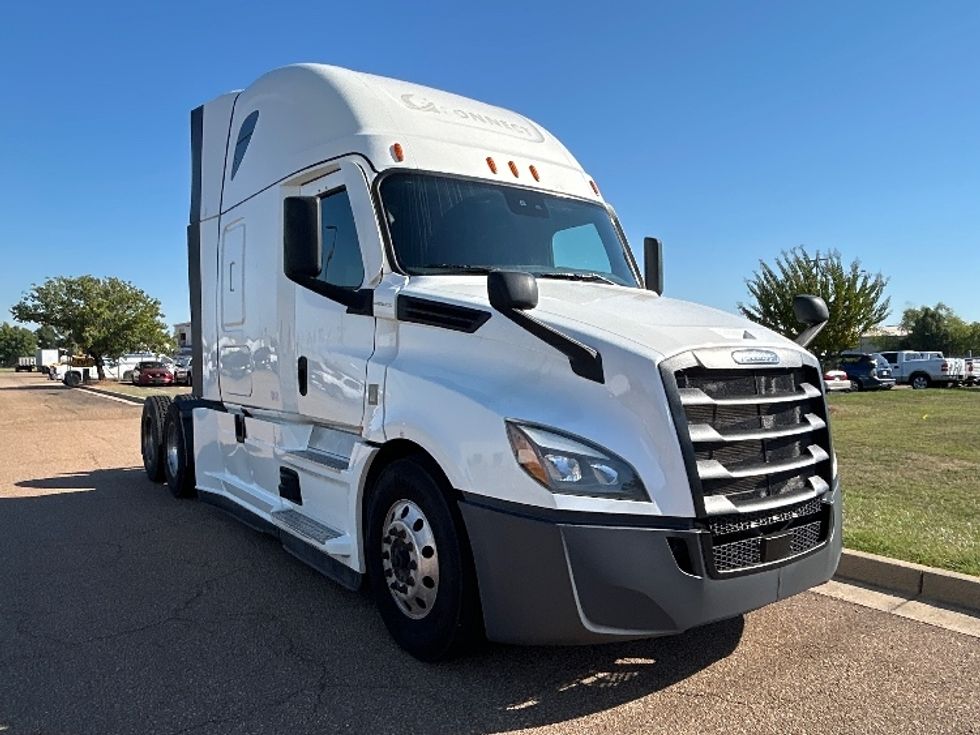 Sleeper Tractor-Heavy Duty Tractors-Freightliner-2022-T12664ST-San Antonio-TX-590,718\n\t\tmiles-$ 72,250 - Image 1