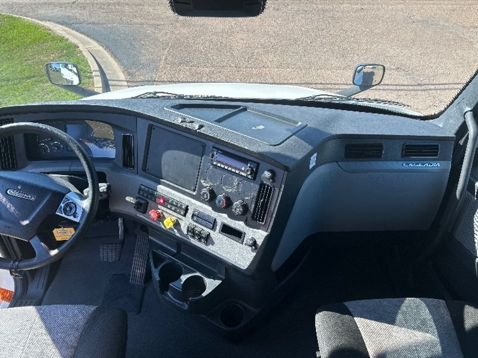 Sleeper Tractor-Heavy Duty Tractors-Freightliner-2022-T12664ST-San Antonio-TX-590,718\n\t\tmiles-$ 72,250 - Image 12