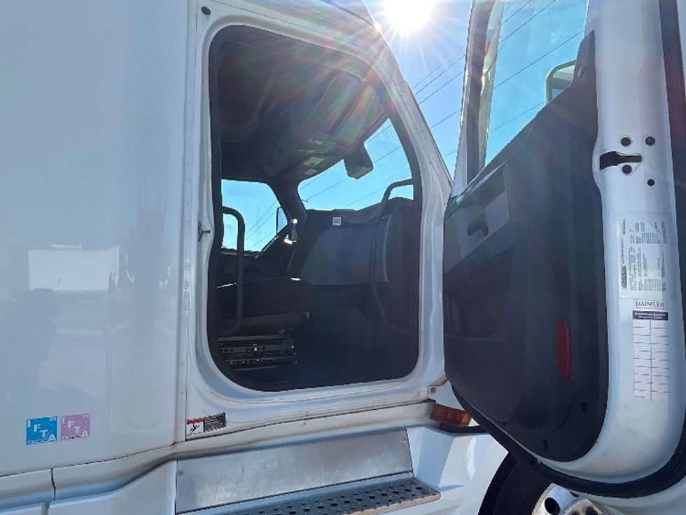 Sleeper Tractor-Heavy Duty Tractors-Freightliner-2022-T12664ST-San Antonio-TX-590,718\n\t\tmiles-$ 72,250 - Image 13