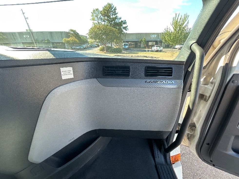 Sleeper Tractor-Heavy Duty Tractors-Freightliner-2022-T12664ST-San Antonio-TX-590,718\n\t\tmiles-$ 72,250 - Image 14