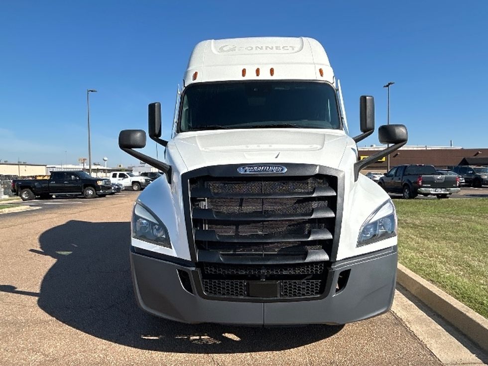 Sleeper Tractor-Heavy Duty Tractors-Freightliner-2022-T12664ST-San Antonio-TX-590,718\n\t\tmiles-$ 72,250 - Image 2