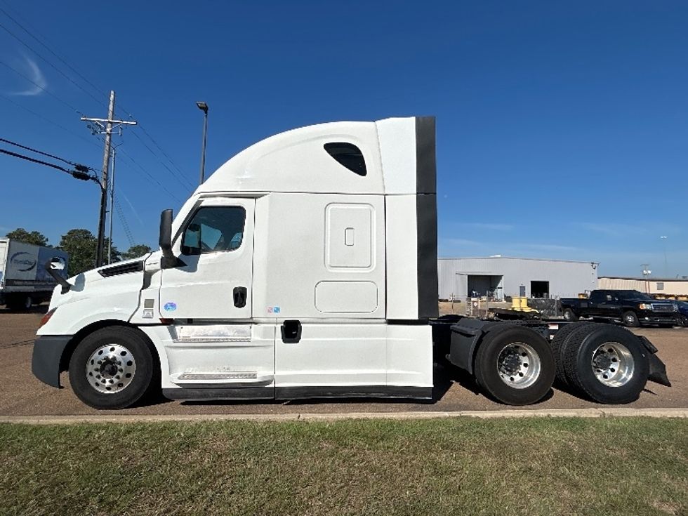 Sleeper Tractor-Heavy Duty Tractors-Freightliner-2022-T12664ST-San Antonio-TX-590,718\n\t\tmiles-$ 72,250 - Image 4
