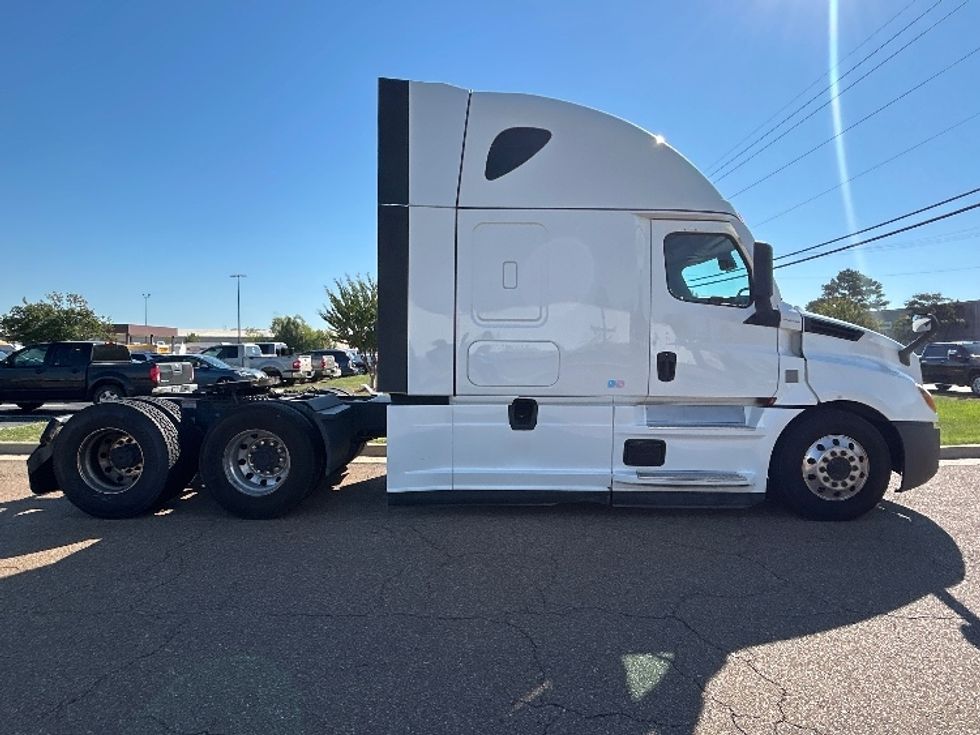 Sleeper Tractor-Heavy Duty Tractors-Freightliner-2022-T12664ST-San Antonio-TX-590,718\n\t\tmiles-$ 72,250 - Image 8