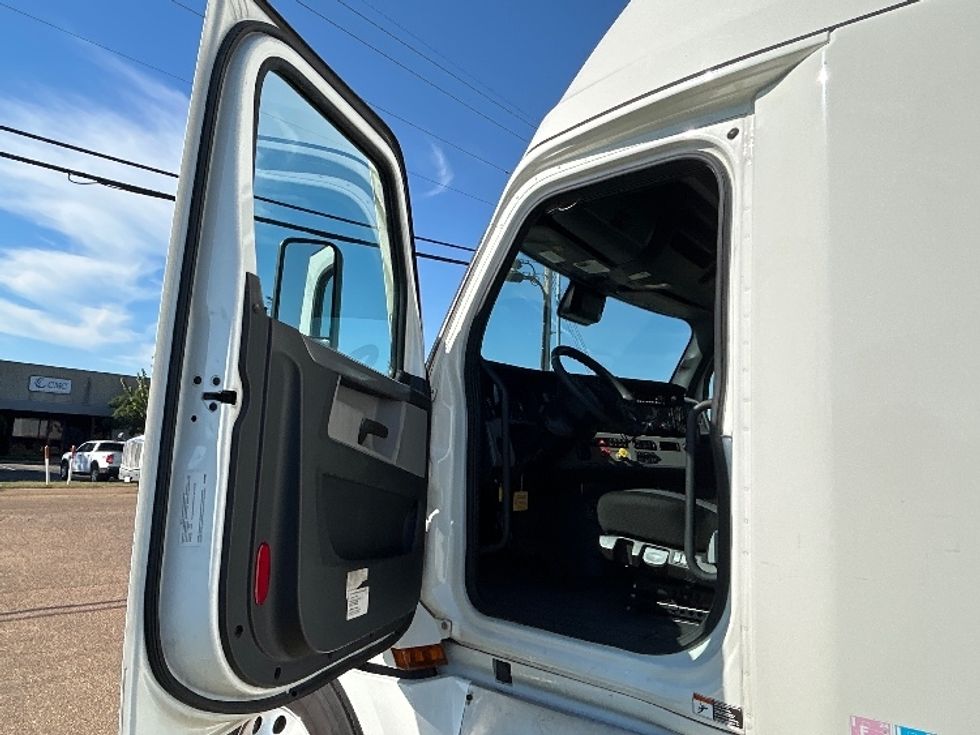 Sleeper Tractor-Heavy Duty Tractors-Freightliner-2022-T12664ST-San Antonio-TX-590,718\n\t\tmiles-$ 72,250 - Image 9