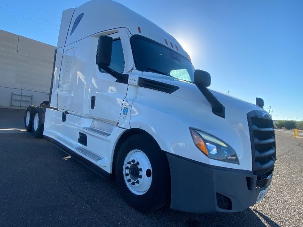 Sleeper Tractor-Heavy Duty Tractors-Freightliner-2022-T12664ST-San Antonio-TX-591,072\n\t\tmiles-$ 63,250 - Image 1