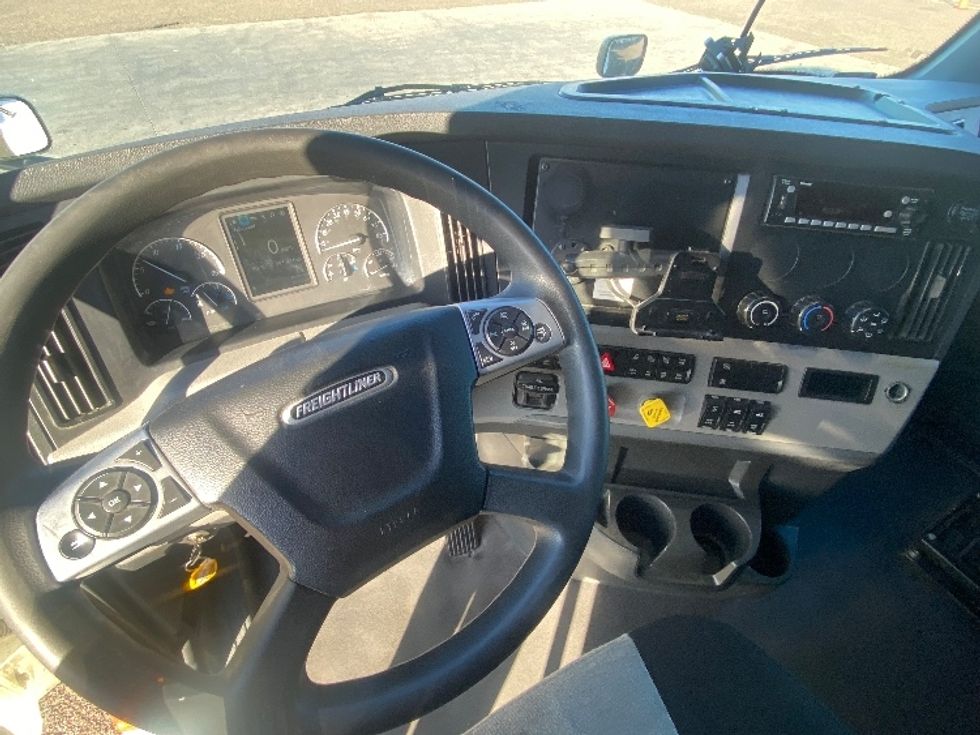 Sleeper Tractor-Heavy Duty Tractors-Freightliner-2022-T12664ST-San Antonio-TX-591,072\n\t\tmiles-$ 63,250 - Image 11