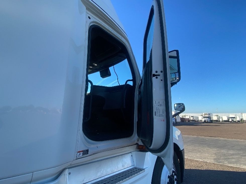 Sleeper Tractor-Heavy Duty Tractors-Freightliner-2022-T12664ST-San Antonio-TX-591,072\n\t\tmiles-$ 63,250 - Image 13