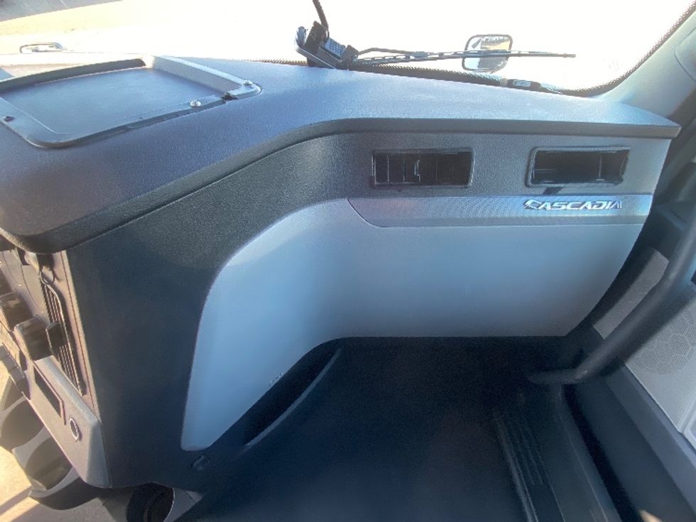 Sleeper Tractor-Heavy Duty Tractors-Freightliner-2022-T12664ST-San Antonio-TX-591,072\n\t\tmiles-$ 63,250 - Image 14