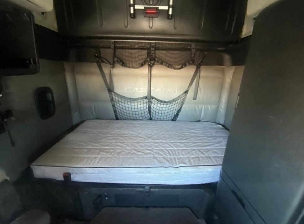 Sleeper Tractor-Heavy Duty Tractors-Freightliner-2022-T12664ST-San Antonio-TX-591,072\n\t\tmiles-$ 63,250 - Image 16