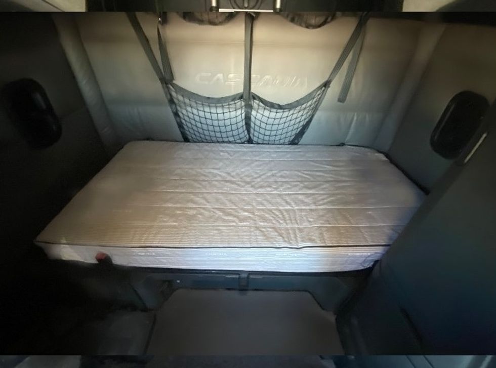 Sleeper Tractor-Heavy Duty Tractors-Freightliner-2022-T12664ST-San Antonio-TX-591,072\n\t\tmiles-$ 63,250 - Image 17