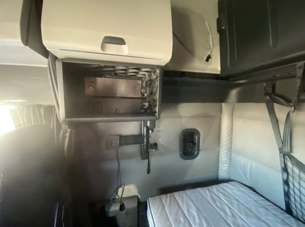 Sleeper Tractor-Heavy Duty Tractors-Freightliner-2022-T12664ST-San Antonio-TX-591,072\n\t\tmiles-$ 63,250 - Image 19