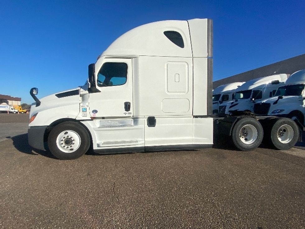 Sleeper Tractor-Heavy Duty Tractors-Freightliner-2022-T12664ST-San Antonio-TX-591,072\n\t\tmiles-$ 63,250 - Image 4