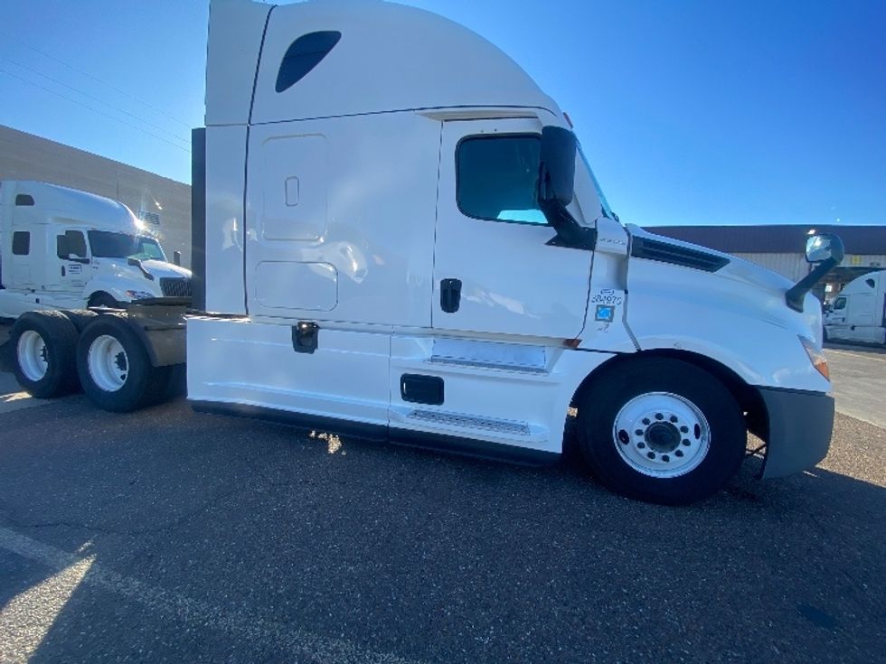 Sleeper Tractor-Heavy Duty Tractors-Freightliner-2022-T12664ST-San Antonio-TX-591,072\n\t\tmiles-$ 63,250 - Image 8