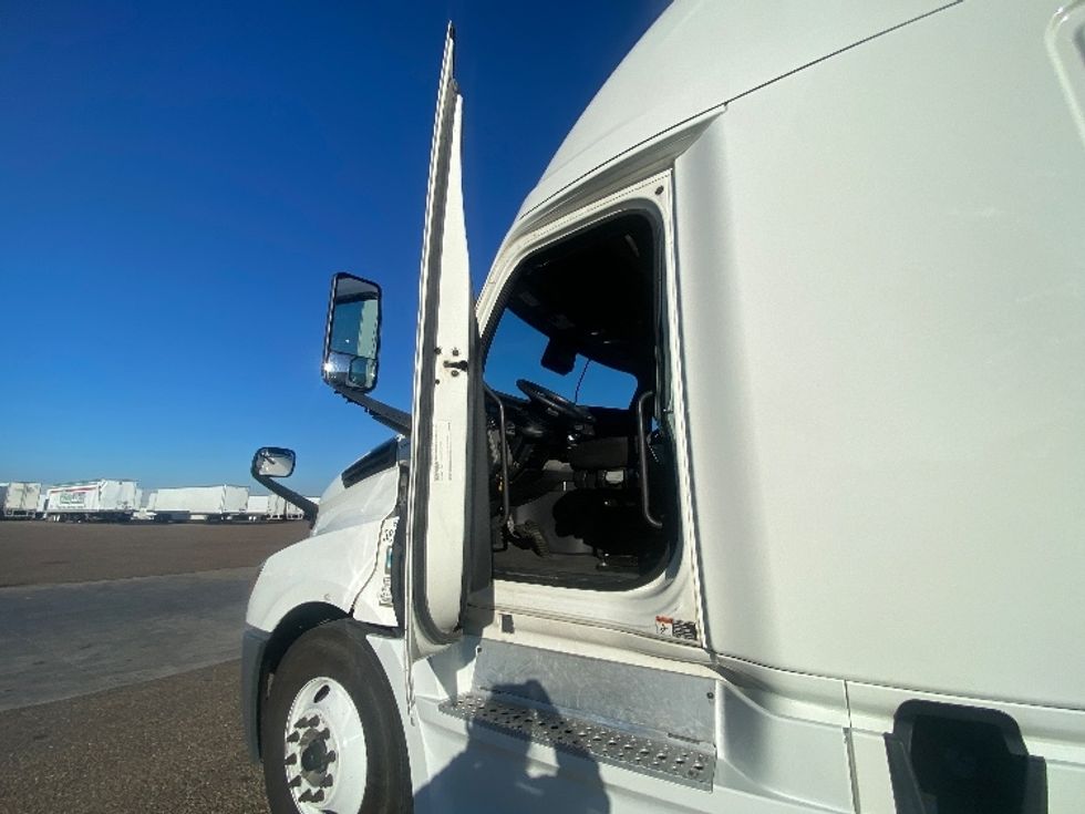 Sleeper Tractor-Heavy Duty Tractors-Freightliner-2022-T12664ST-San Antonio-TX-591,072\n\t\tmiles-$ 63,250 - Image 9