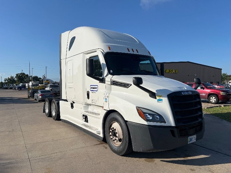 Sleeper Tractor-Heavy Duty Tractors-Freightliner-2022-T12664ST-San Antonio-TX-600,624\n\t\tmiles-$ 62,250 - Image 1