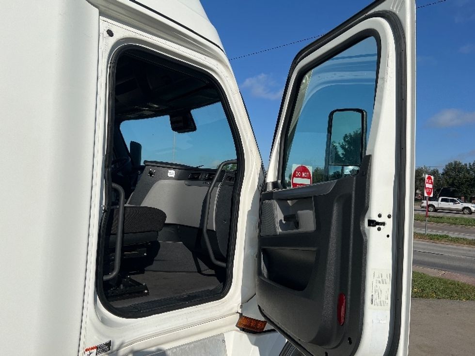 Sleeper Tractor-Heavy Duty Tractors-Freightliner-2022-T12664ST-San Antonio-TX-600,624\n\t\tmiles-$ 62,250 - Image 13