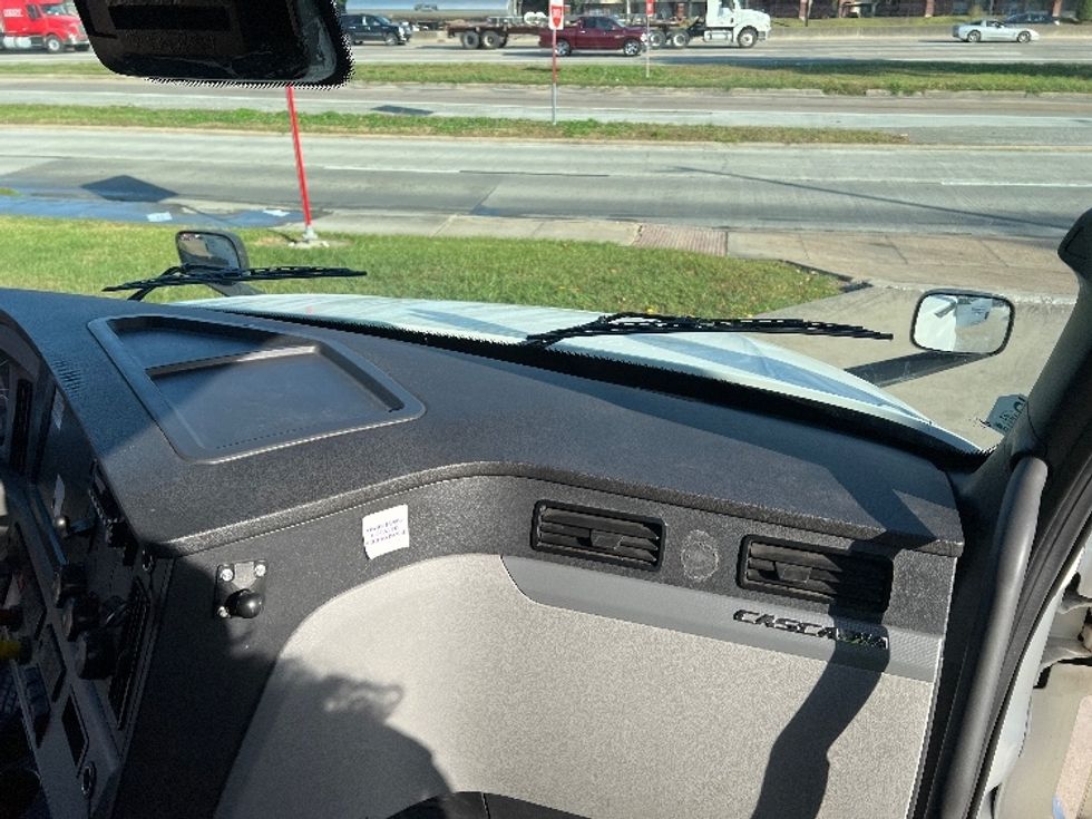 Sleeper Tractor-Heavy Duty Tractors-Freightliner-2022-T12664ST-San Antonio-TX-600,624\n\t\tmiles-$ 62,250 - Image 14