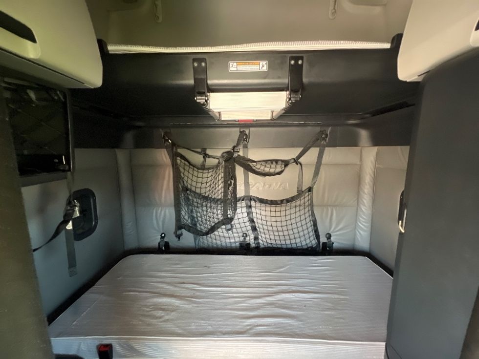 Sleeper Tractor-Heavy Duty Tractors-Freightliner-2022-T12664ST-San Antonio-TX-600,624\n\t\tmiles-$ 62,250 - Image 16