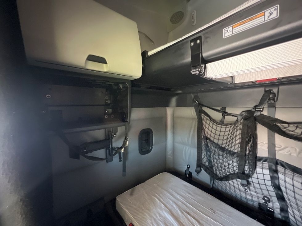 Sleeper Tractor-Heavy Duty Tractors-Freightliner-2022-T12664ST-San Antonio-TX-600,624\n\t\tmiles-$ 62,250 - Image 19