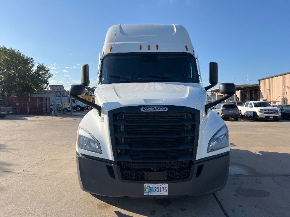 Sleeper Tractor-Heavy Duty Tractors-Freightliner-2022-T12664ST-San Antonio-TX-600,624\n\t\tmiles-$ 62,250 - Image 2