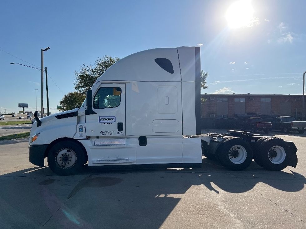 Sleeper Tractor-Heavy Duty Tractors-Freightliner-2022-T12664ST-San Antonio-TX-600,624\n\t\tmiles-$ 62,250 - Image 4
