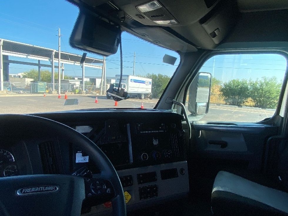 Sleeper Tractor-Heavy Duty Tractors-Freightliner-2022-T12664ST-San Antonio-TX-627,626\n\t\tmiles-$ 61,000 - Image 10