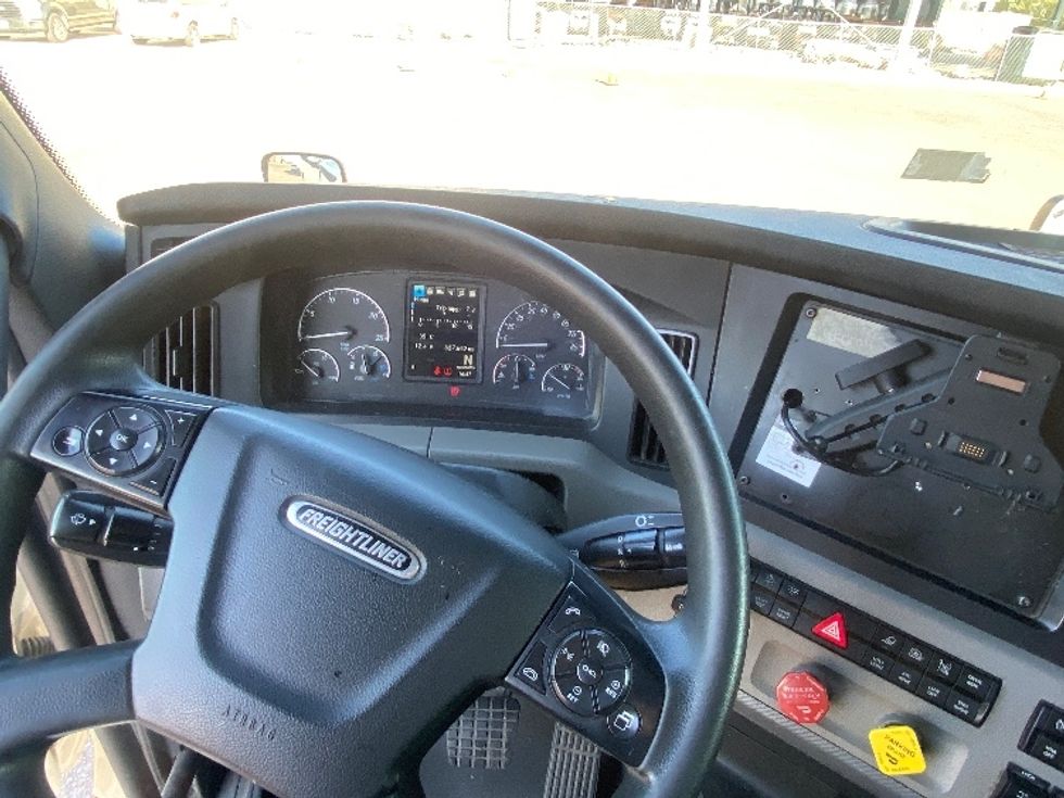 Sleeper Tractor-Heavy Duty Tractors-Freightliner-2022-T12664ST-San Antonio-TX-627,626\n\t\tmiles-$ 61,000 - Image 11