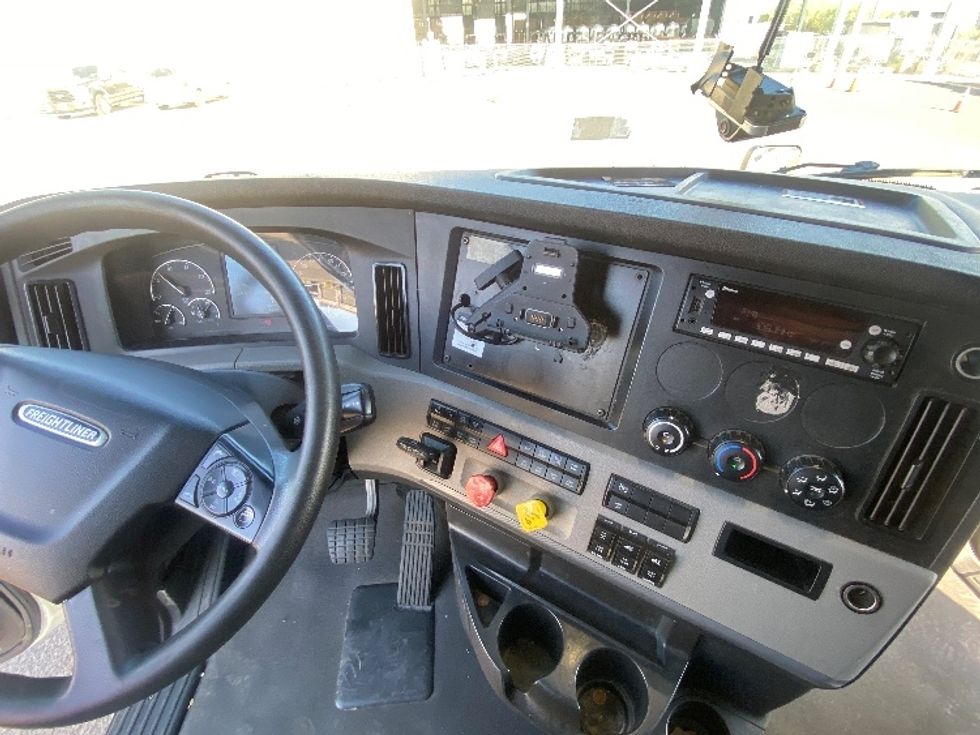 Sleeper Tractor-Heavy Duty Tractors-Freightliner-2022-T12664ST-San Antonio-TX-627,626\n\t\tmiles-$ 61,000 - Image 12