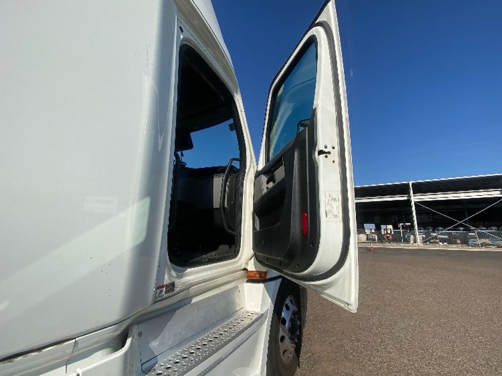 Sleeper Tractor-Heavy Duty Tractors-Freightliner-2022-T12664ST-San Antonio-TX-627,626\n\t\tmiles-$ 61,000 - Image 13