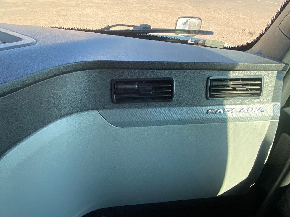 Sleeper Tractor-Heavy Duty Tractors-Freightliner-2022-T12664ST-San Antonio-TX-627,626\n\t\tmiles-$ 61,000 - Image 14