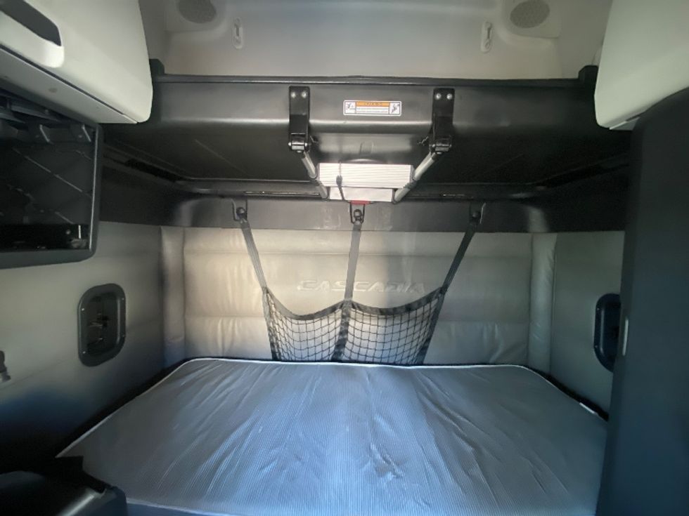 Sleeper Tractor-Heavy Duty Tractors-Freightliner-2022-T12664ST-San Antonio-TX-627,626\n\t\tmiles-$ 61,000 - Image 16