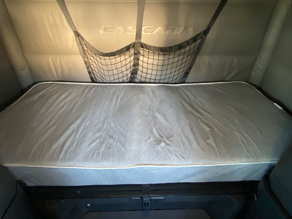 Sleeper Tractor-Heavy Duty Tractors-Freightliner-2022-T12664ST-San Antonio-TX-627,626\n\t\tmiles-$ 61,000 - Image 17