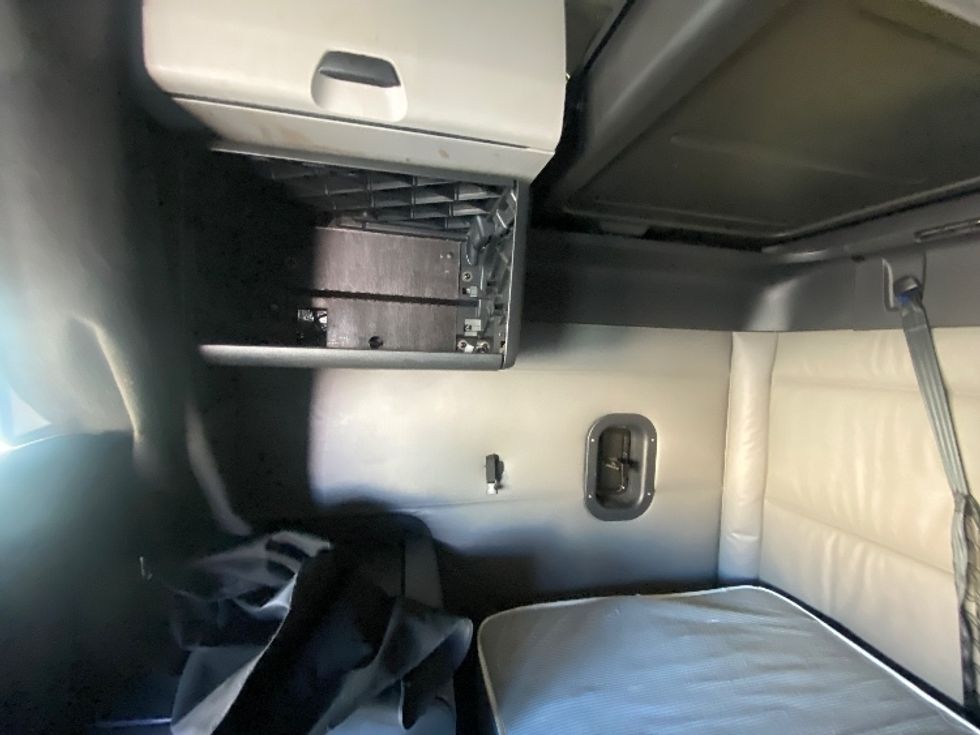 Sleeper Tractor-Heavy Duty Tractors-Freightliner-2022-T12664ST-San Antonio-TX-627,626\n\t\tmiles-$ 61,000 - Image 19
