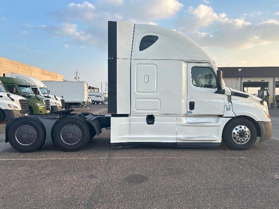 Sleeper Tractor-Heavy Duty Tractors-Freightliner-2022-T12664ST-San Antonio-TX-627,626\n\t\tmiles-$ 61,000 - Image 8