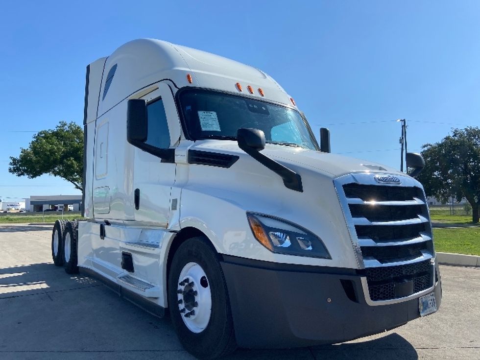 Sleeper Tractor-Heavy Duty Tractors-Freightliner-2022-T12664ST-San Antonio-TX-639,645\n\t\tmiles-$ 56,250 - Image 1