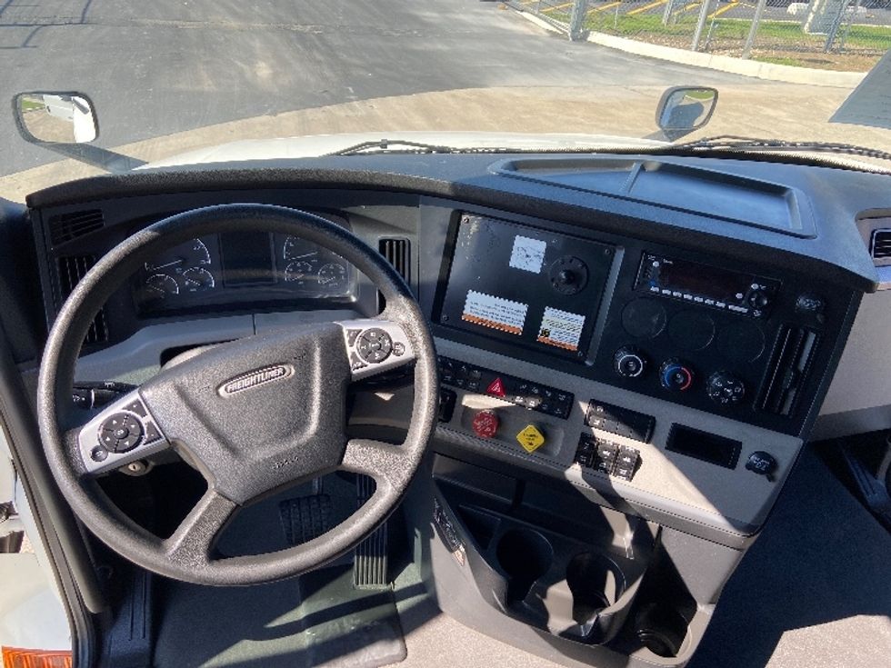 Sleeper Tractor-Heavy Duty Tractors-Freightliner-2022-T12664ST-San Antonio-TX-639,645\n\t\tmiles-$ 56,250 - Image 11