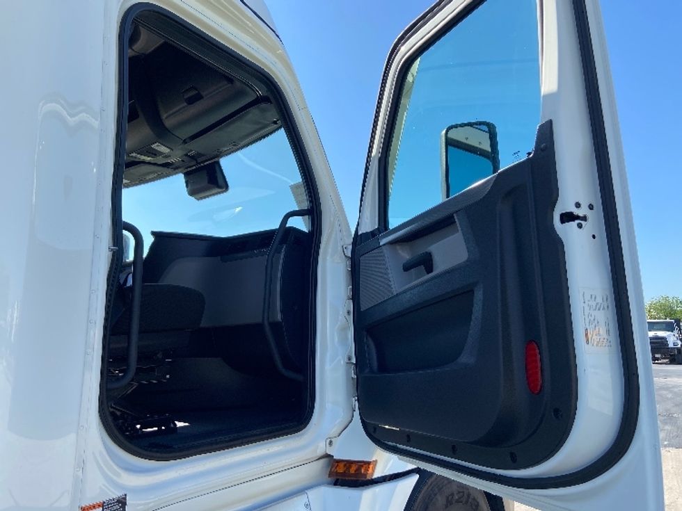 Sleeper Tractor-Heavy Duty Tractors-Freightliner-2022-T12664ST-San Antonio-TX-639,645\n\t\tmiles-$ 56,250 - Image 13