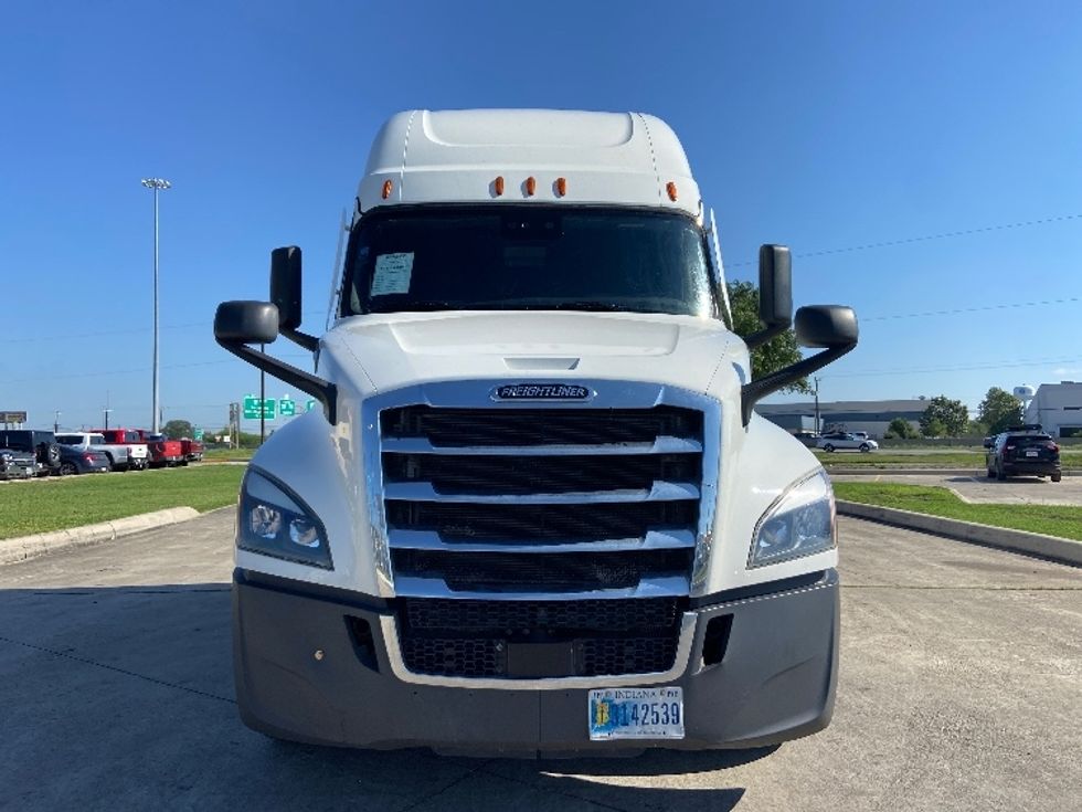 Sleeper Tractor-Heavy Duty Tractors-Freightliner-2022-T12664ST-San Antonio-TX-639,645\n\t\tmiles-$ 56,250 - Image 2