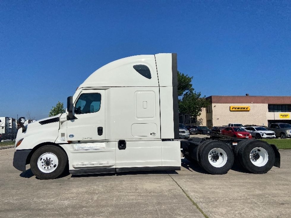 Sleeper Tractor-Heavy Duty Tractors-Freightliner-2022-T12664ST-San Antonio-TX-639,645\n\t\tmiles-$ 56,250 - Image 4