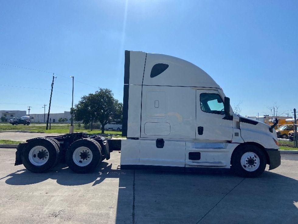 Sleeper Tractor-Heavy Duty Tractors-Freightliner-2022-T12664ST-San Antonio-TX-639,645\n\t\tmiles-$ 56,250 - Image 8