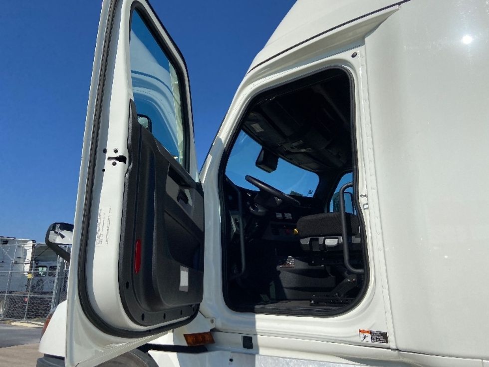 Sleeper Tractor-Heavy Duty Tractors-Freightliner-2022-T12664ST-San Antonio-TX-639,645\n\t\tmiles-$ 56,250 - Image 9