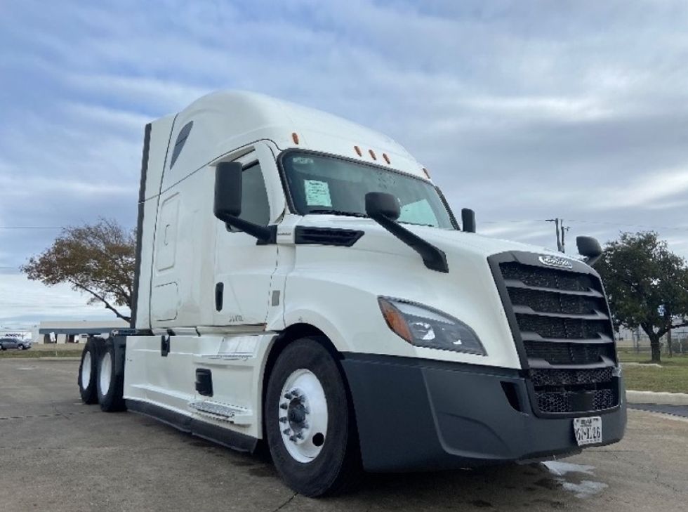 Sleeper Tractor-Heavy Duty Tractors-Freightliner-2022-T12664ST-San Antonio-TX-661,736\n\t\tmiles-$ 53,000 - Image 1