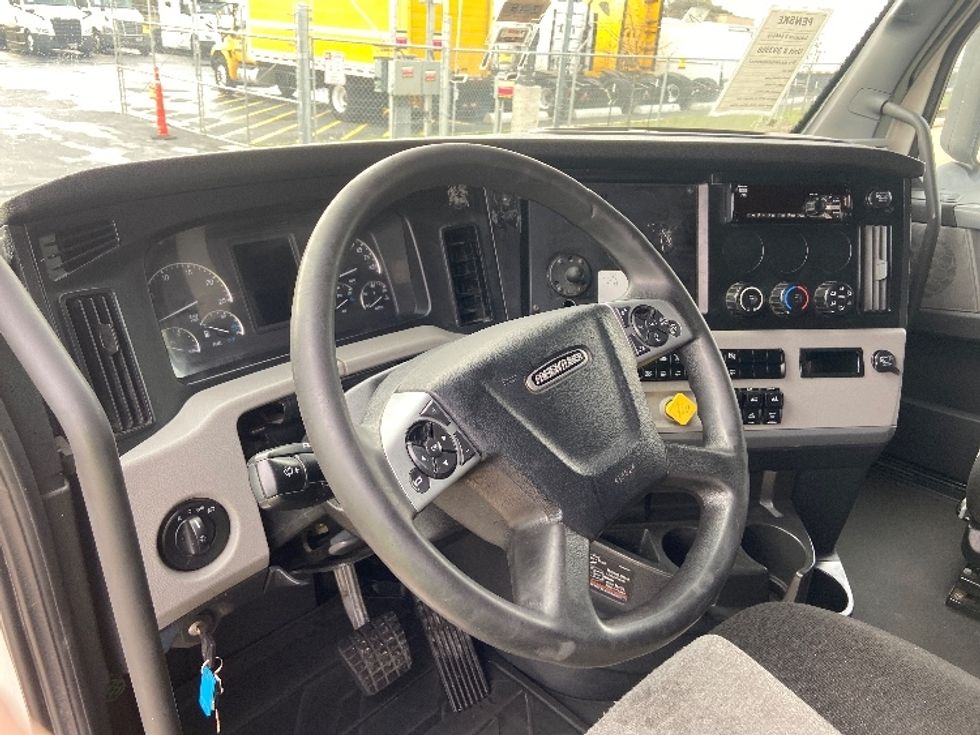 Sleeper Tractor-Heavy Duty Tractors-Freightliner-2022-T12664ST-San Antonio-TX-661,736\n\t\tmiles-$ 53,000 - Image 10