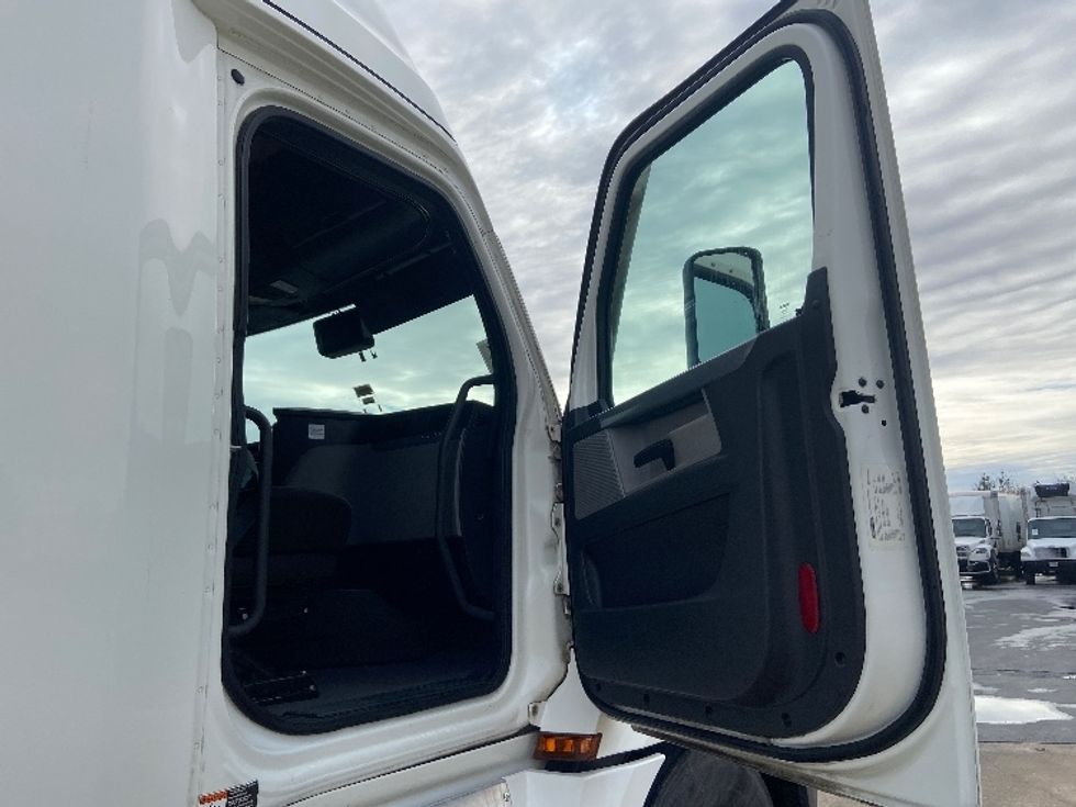 Sleeper Tractor-Heavy Duty Tractors-Freightliner-2022-T12664ST-San Antonio-TX-661,736\n\t\tmiles-$ 53,000 - Image 13