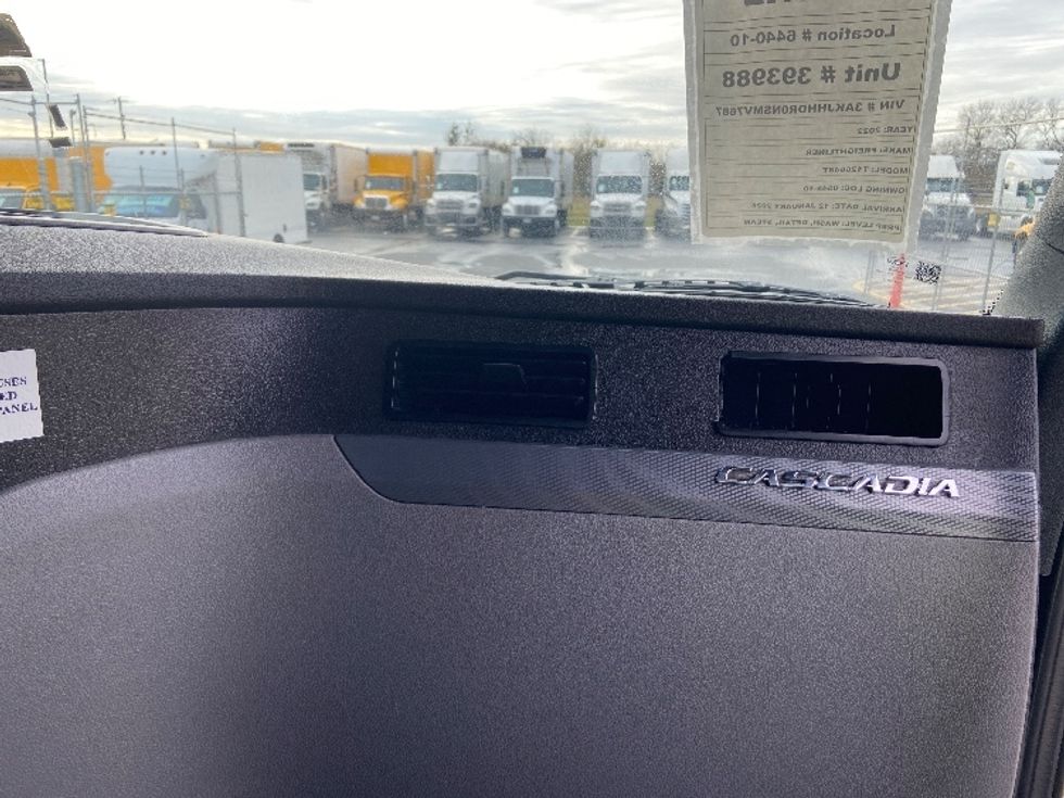 Sleeper Tractor-Heavy Duty Tractors-Freightliner-2022-T12664ST-San Antonio-TX-661,736\n\t\tmiles-$ 53,000 - Image 14