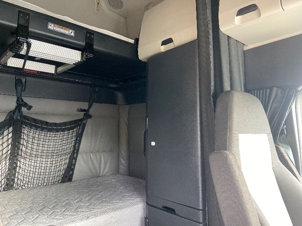 Sleeper Tractor-Heavy Duty Tractors-Freightliner-2022-T12664ST-San Antonio-TX-661,736\n\t\tmiles-$ 53,000 - Image 18